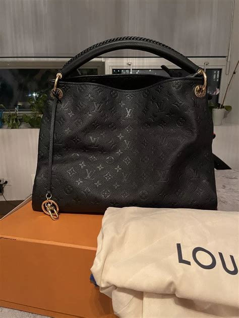 louis vuitton noir blanc motif|Louis Vuitton monogram reverse.